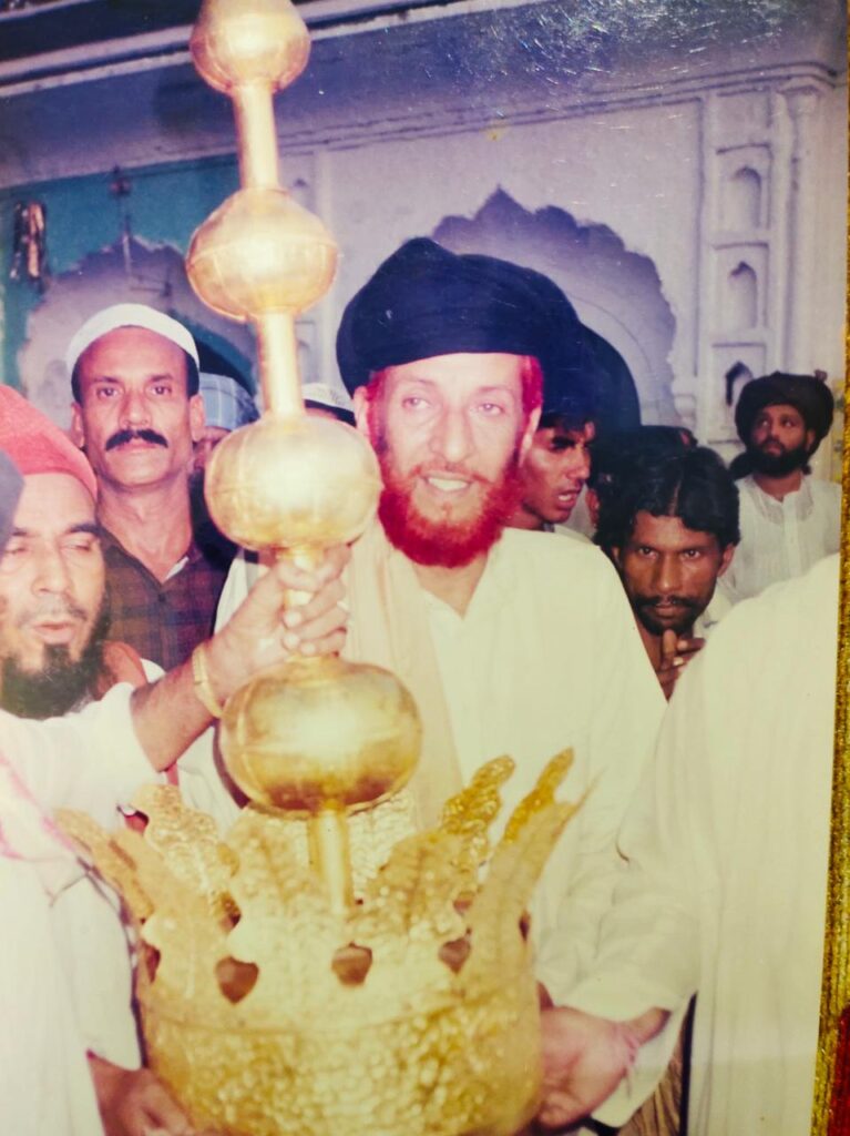 Presented a golden crown (Taj) in the Holy shrine of Hazrat Sultan-ul-Auliya Makhdoom Alauddin Ali Ahmed Sabir Pak RA.