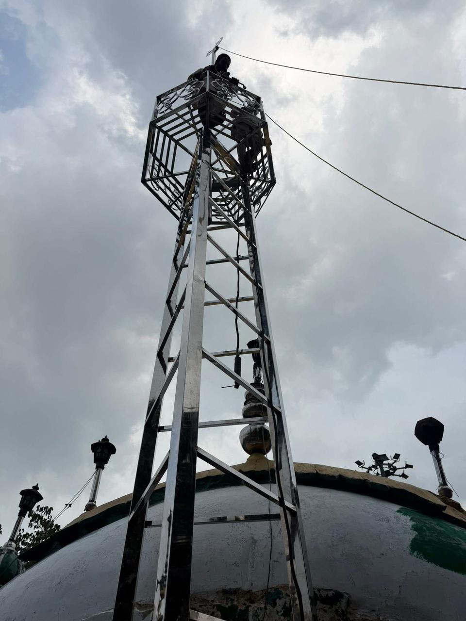 250 kg steel flag-hoisting pole at the grand gate