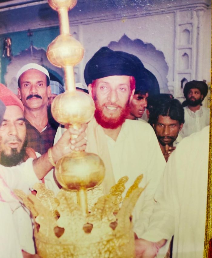 Presented a golden crown (Taj) in the Holy shrine of Hazrat Sultan-ul-Auliya Makhdoom Alauddin Ali Ahmed Sabir Pak RA.