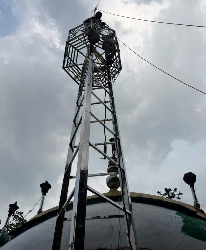 250 kg steel flag-hoisting pole at the grand gate